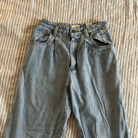 Vintage High rise light wash denim jeans. - Picture 17 of 17